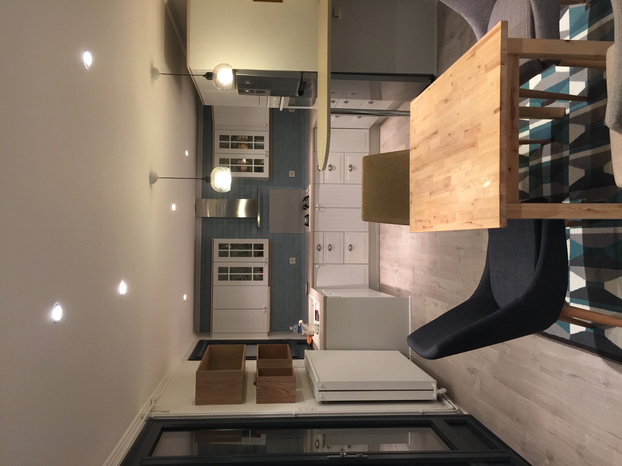 Chambre rénovée avec parquet, mosaïque bois et fenêtre lumineuse
