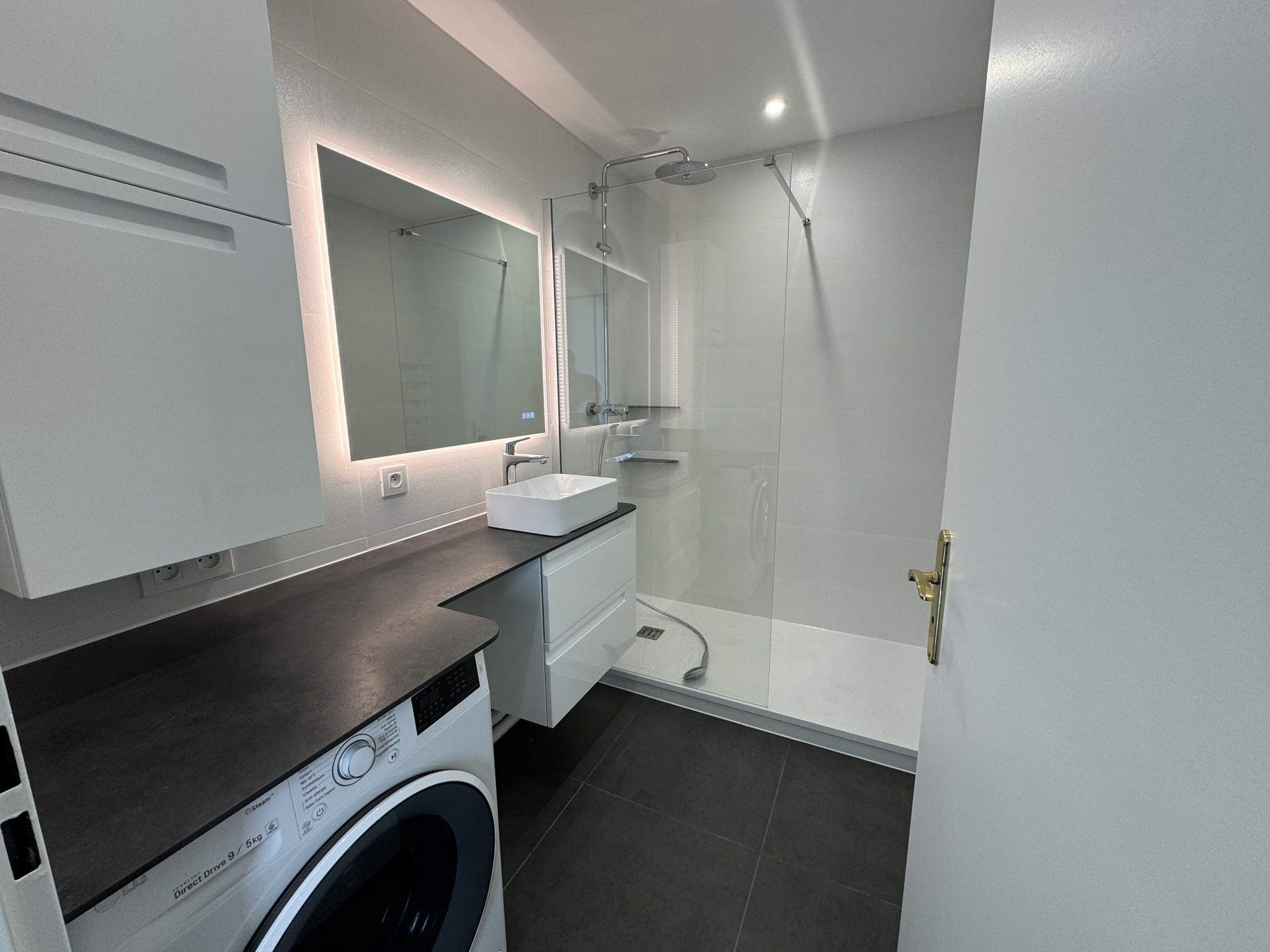 Salle de bain Le Chesnay avec douche italienne encastrée et vasque design
