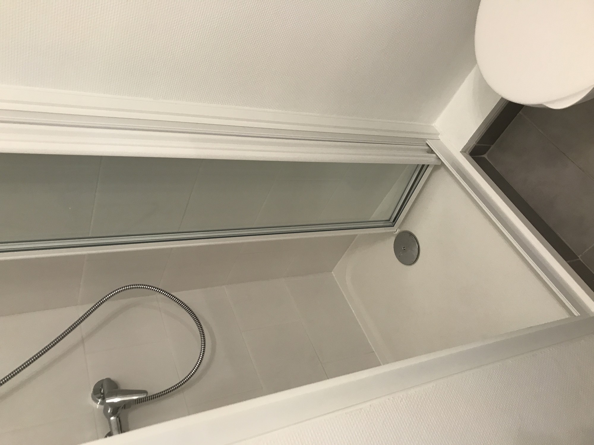 Salle de bain avec baignoire, douche et WC - Installation sanitaire complète