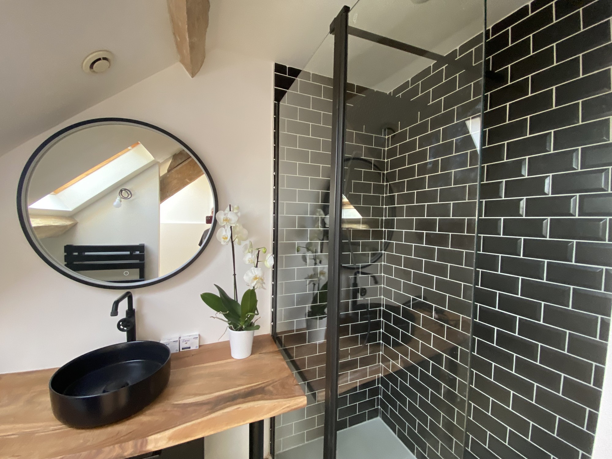 Petite salle de bain : 6 astuces de pro pour gagner de l'espace
