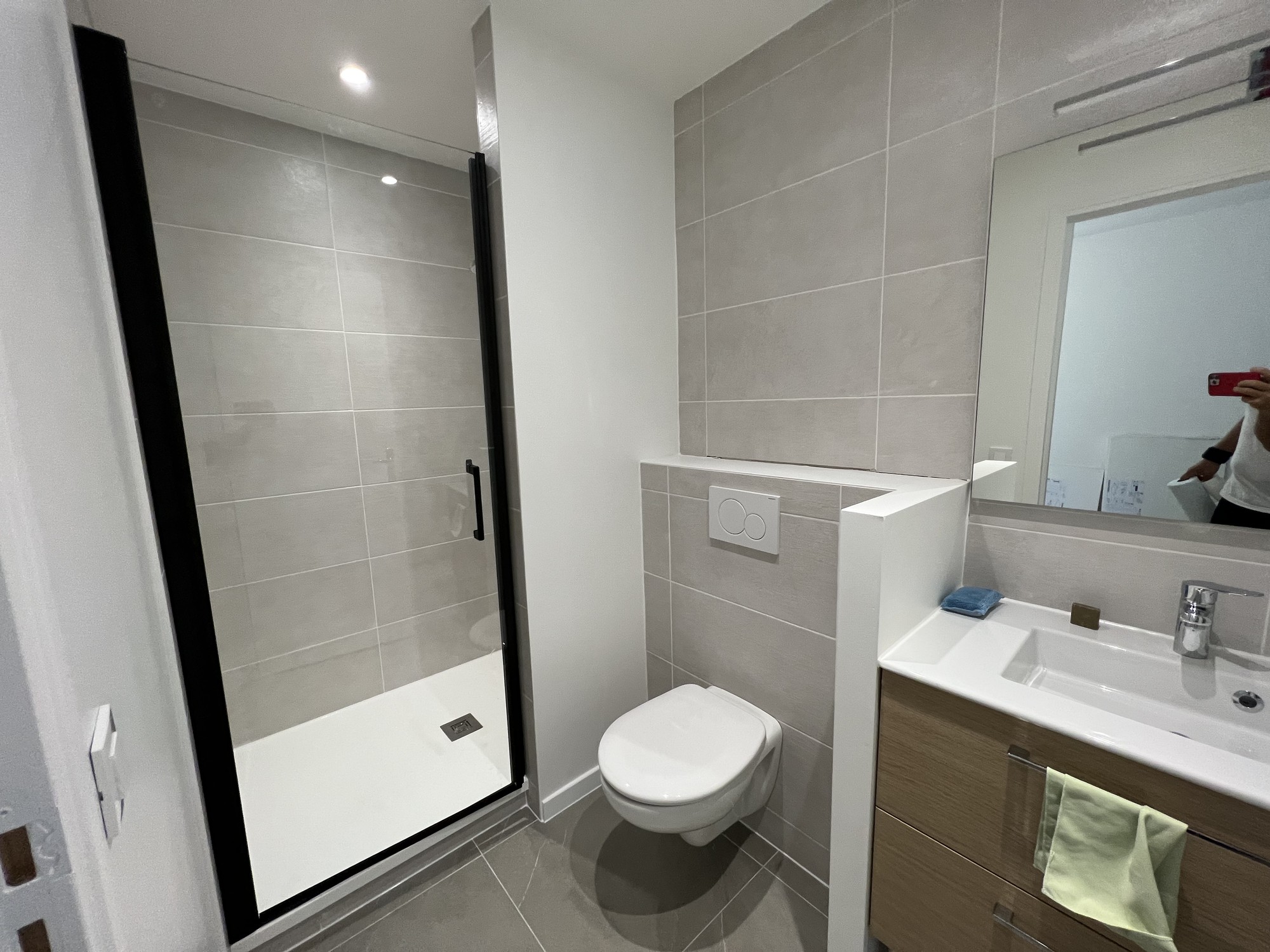 Travaux plomberie en salle de bain avec WC suspendu et carrelage