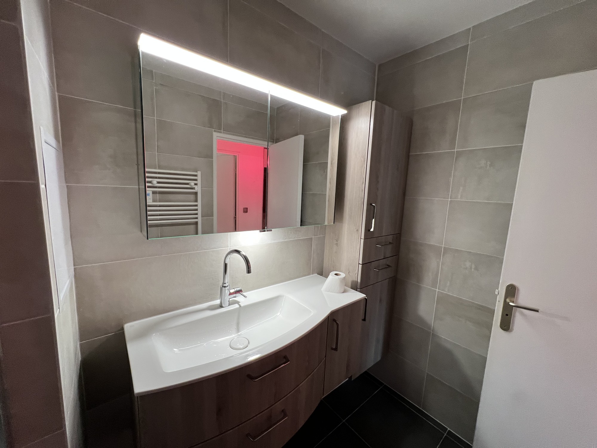 Lavabo avec miroir lumineux - Aménagement salle de bain entretenue